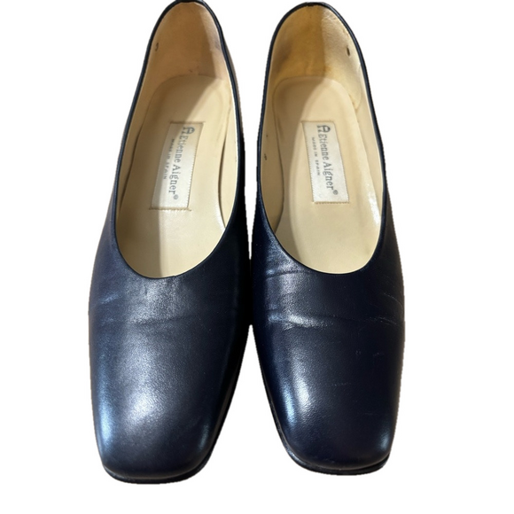 Etienne Aigner Vintage Navy block Heels squared toe Leather
Size 8 N - Picture 2 of 5